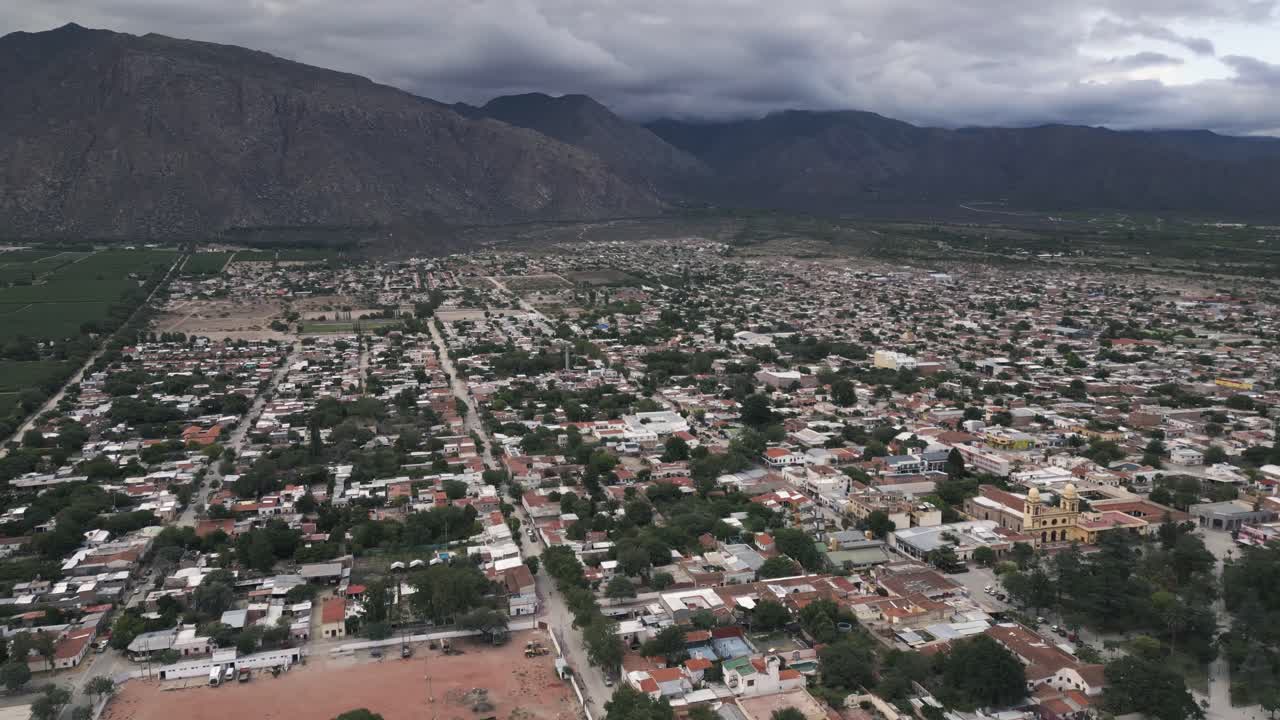 mosca aérea sobre la ciudad de cafayate, salta, viñedos, paisaje escénico de la cordillera de los andes, producción de vino viajes y turismo en argentina, sudamérica