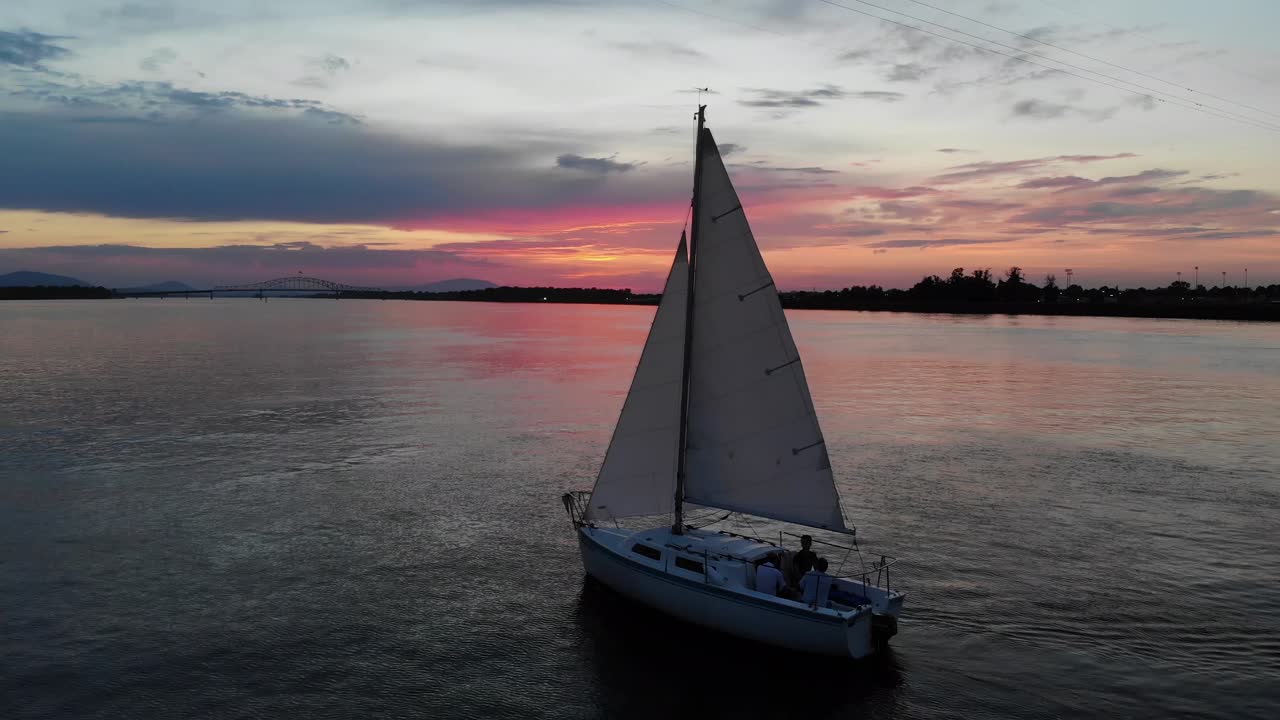 Inseguimento aereo di una barca a vela tradizionale sul tratto superiore del fiume Columbia.