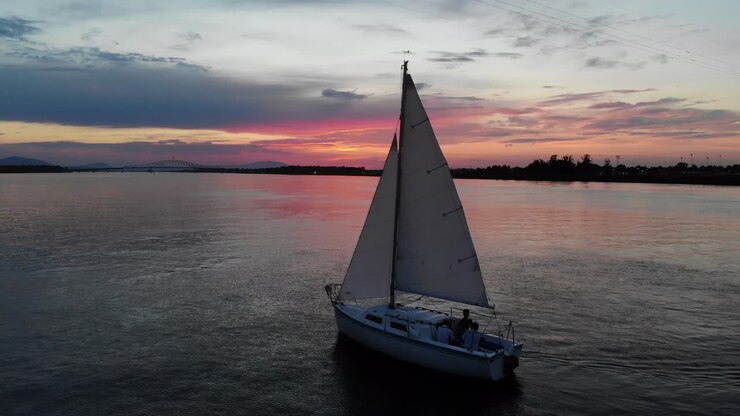 Inseguimento aereo di una barca a vela tradizionale sul tratto superiore del fiume Columbia.