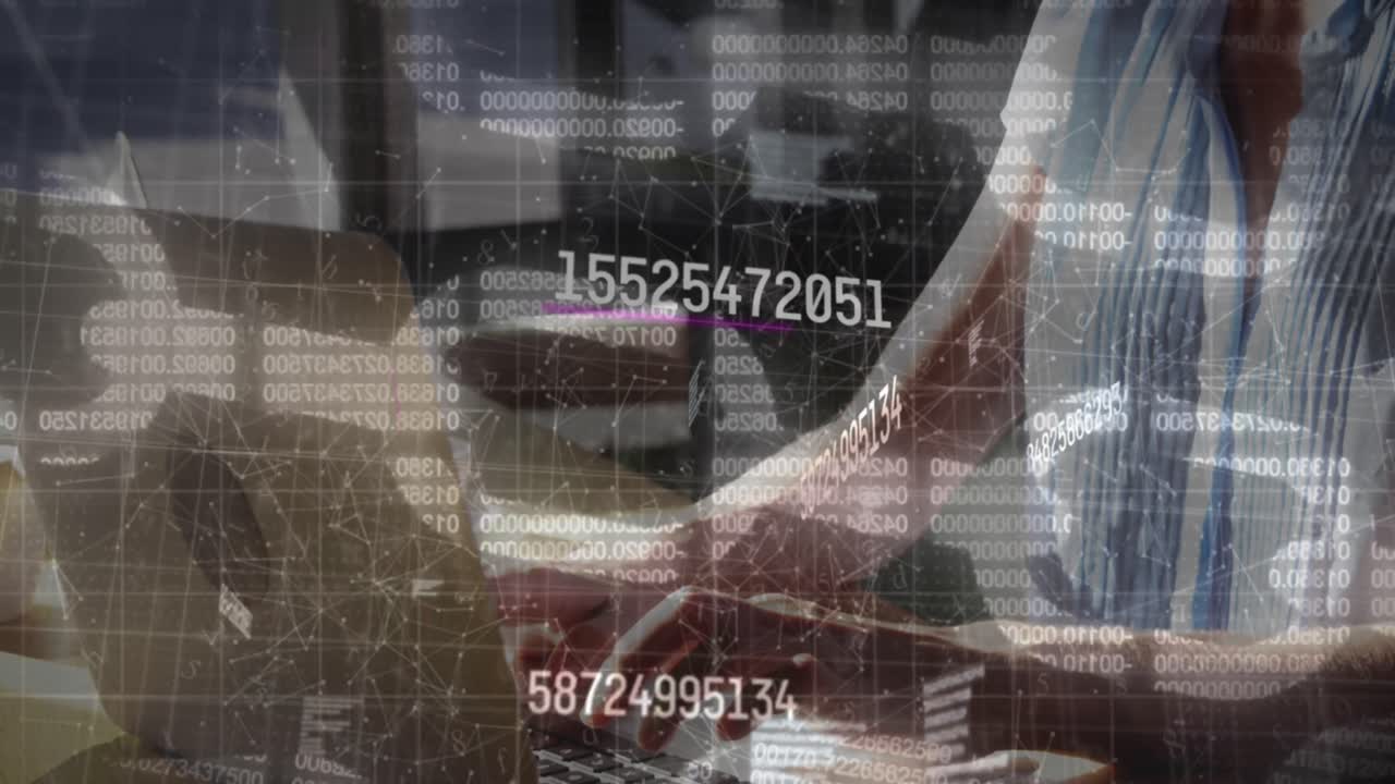 블록체인 (blockchain) 을 통해 처리되는 숫자의 애니메이션과 노트북을 사용하는 백인 여성