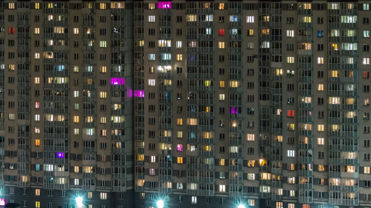 밤의 도시에서 건물의 창문