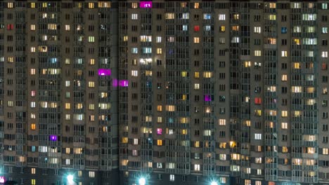 ventanas de los edificios en la ciudad nocturna