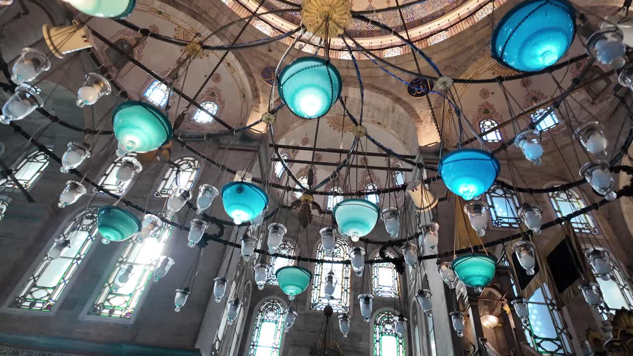 Interno di una moschea con lampadari