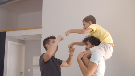 niño emocionado montando en el cuello de papá