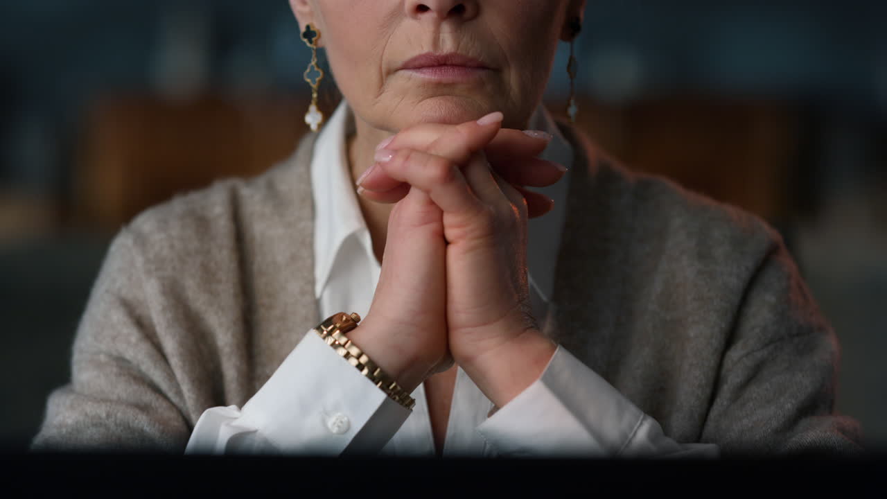 클로즈업 여자 손이 거실에서 컴퓨터 앞에서  ⁇ 단