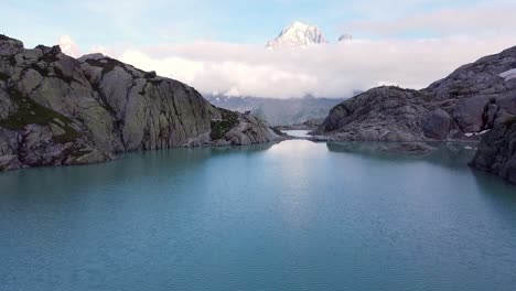 Vista-Aérea-De-Drones-Lac-Blanc-O-Lago-Blanco