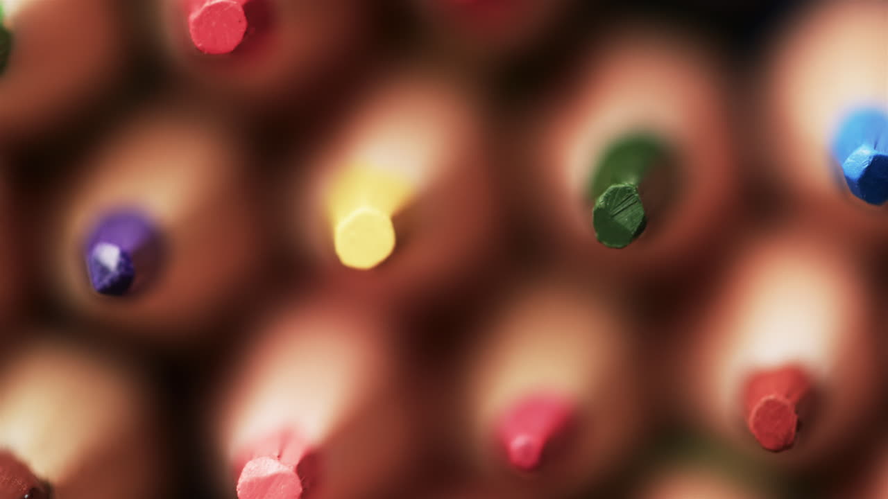 primer plano de lápices de colores, en cámara lenta