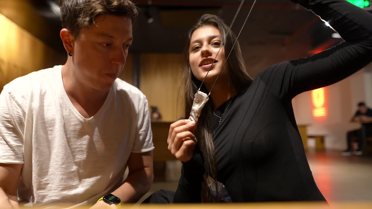 una pareja interactuando en un café.