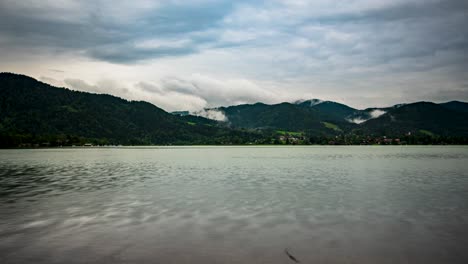 Zeitraffer-Am-Tegernsee-Mit-Wolken-Am-Himmel-Und-In-Den-Bergen