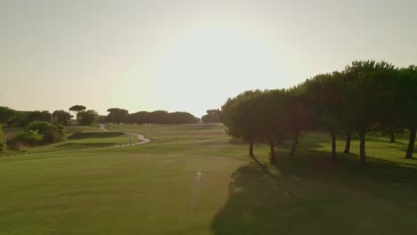 Campo-De-Golf-Al-Atardecer-Con-Un-Cielo-Soleado-Al-Atardecer