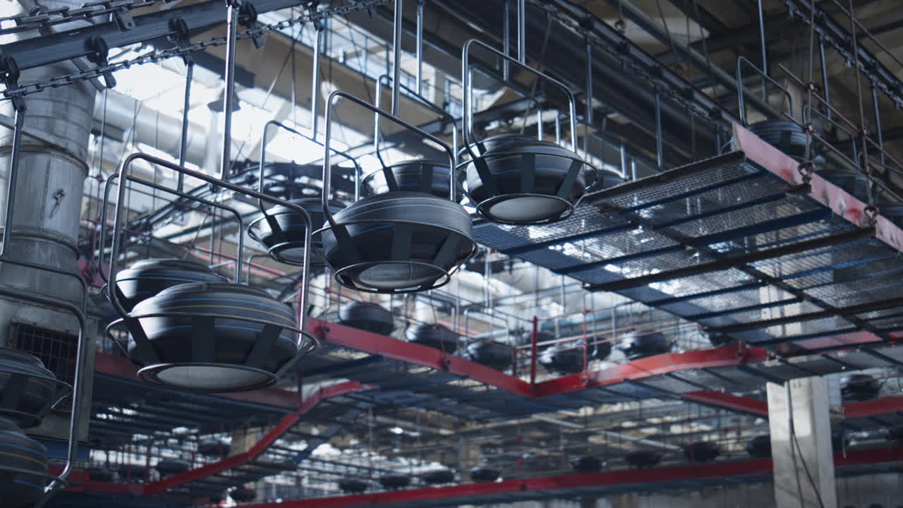 línea de transporte de producción de neumáticos en movimiento producción de equipos automotores en fábrica