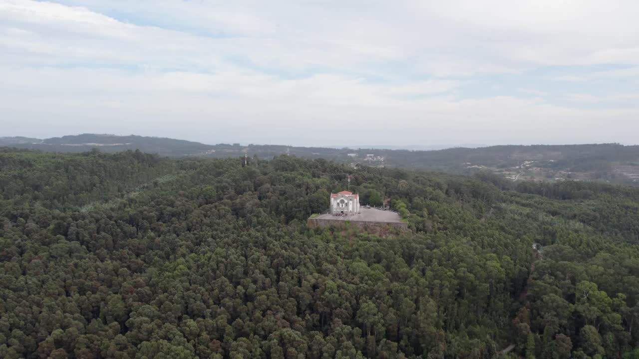 Drone panoramisk rotasjon rett rundt helligdommen på bakketoppen, omgitt av frodig skog i Paços de Ferreira, Portugal