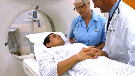el médico interactuando con el paciente masculino antes de la resonancia magnética
