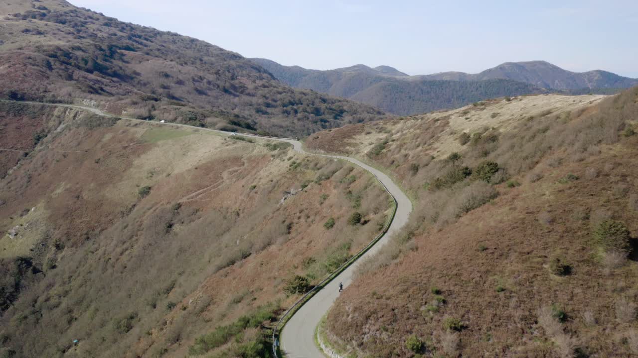 vista aérea de un pequeño camino a través de las montañas en italia