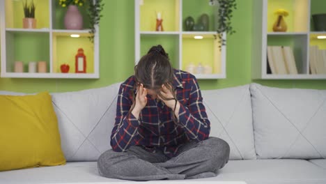 una adolescente asiática, cuyos sueños están destrozados, está molesta.