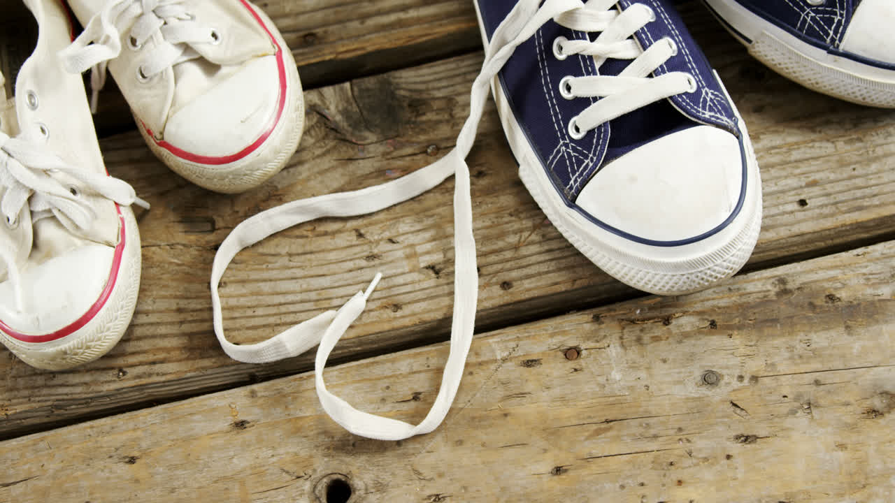 나무판 에 새 신발 을 두  ⁇