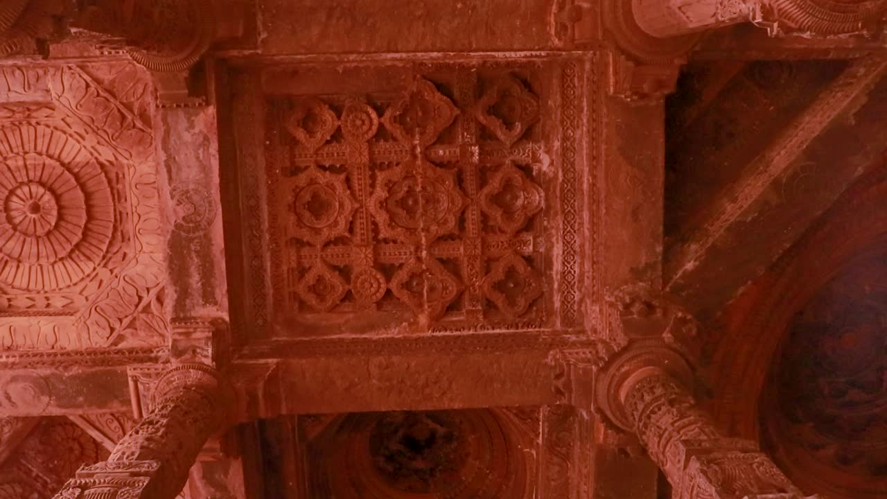 antigua gran mezquita llamada adhai din ka jhonpra arquitectura de techo vintage desde un ángulo único el video se toma en adhai din ka jhonpra en ajmer rajasthan india el 19 de agosto de 2023
