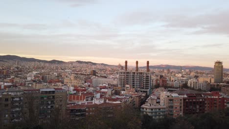 Paisaje-Aéreo-Panorámico-De-La-Ciudad-De-Barcelona-Desde-La-Colina-De-Montjiuc,-Horizonte-De-España