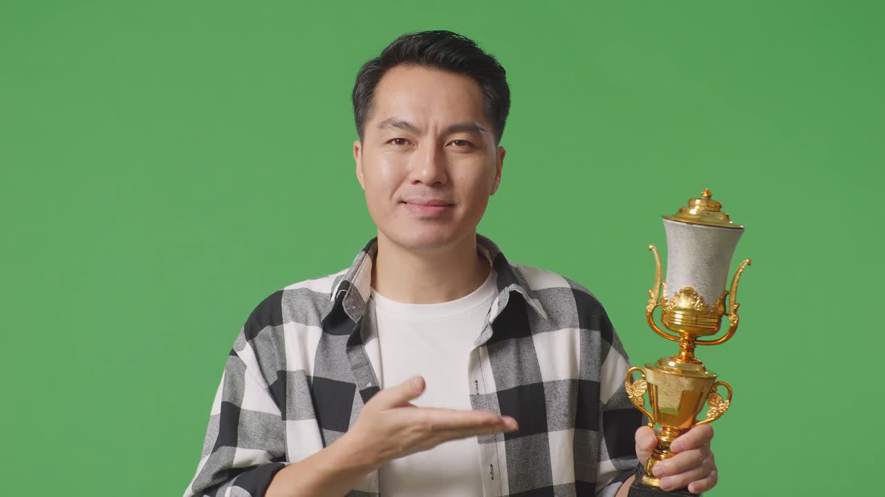트로피를 들고 있는 남자