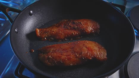 pan greased with oil to fry chicken breast marinated with honey and soy sauce