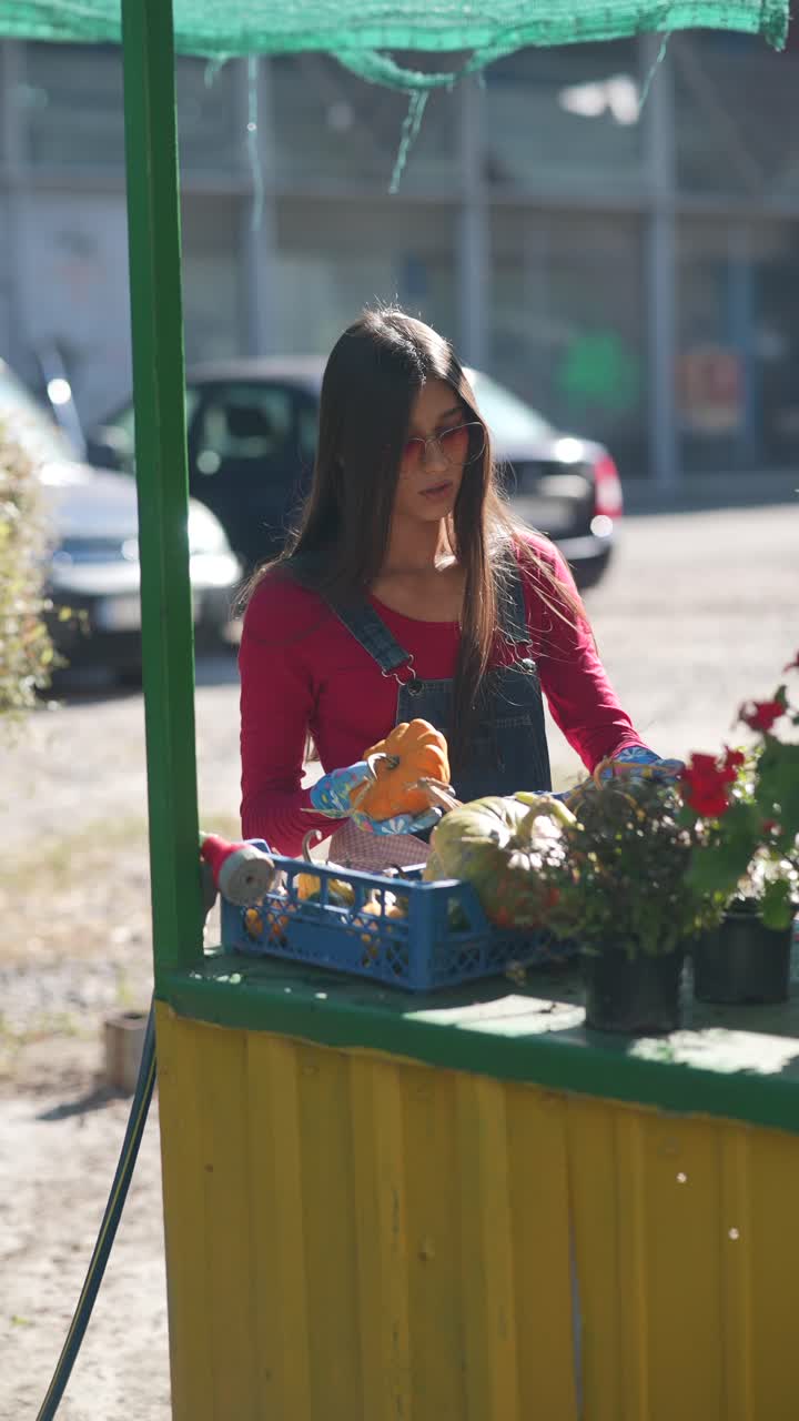 mujer joven vendiendo productos en un mercado de agricultores