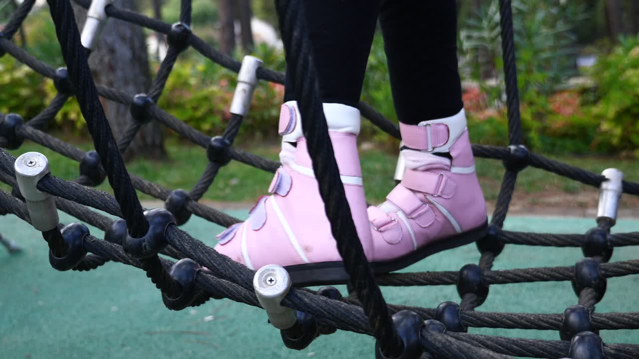 놀이터 로프 네트에 올라가는 아이