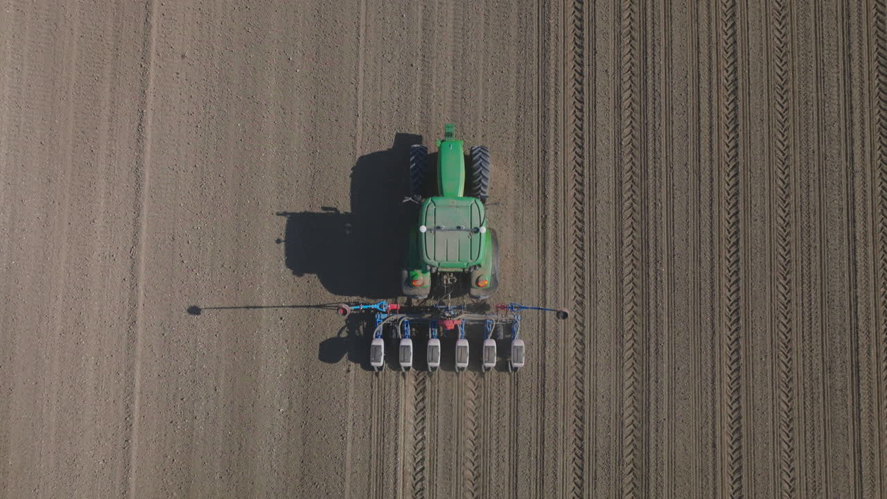 vista aérea de los tractores que siembran cultivos
