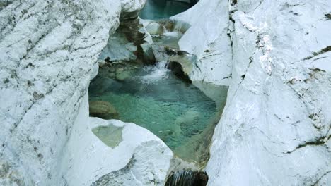 Desgastado-Suavemente,-Este-Cañón-De-Ranura-De-Piedra-Caliza-De-Caída-De-Piscina-Tiene-Baches-Cubiertos-De-Musgo