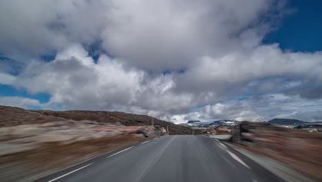 un paseo por la carretera aurlandsfjellet en noruega