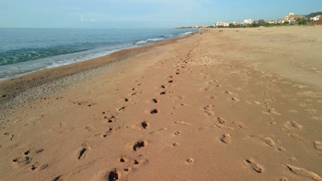 Imagen-Estabilizada-En-Una-Playa-De-Malgrat-De-Mar-Provincia-De-Barcelona-Huellas-De-Perros-En-La-Arena