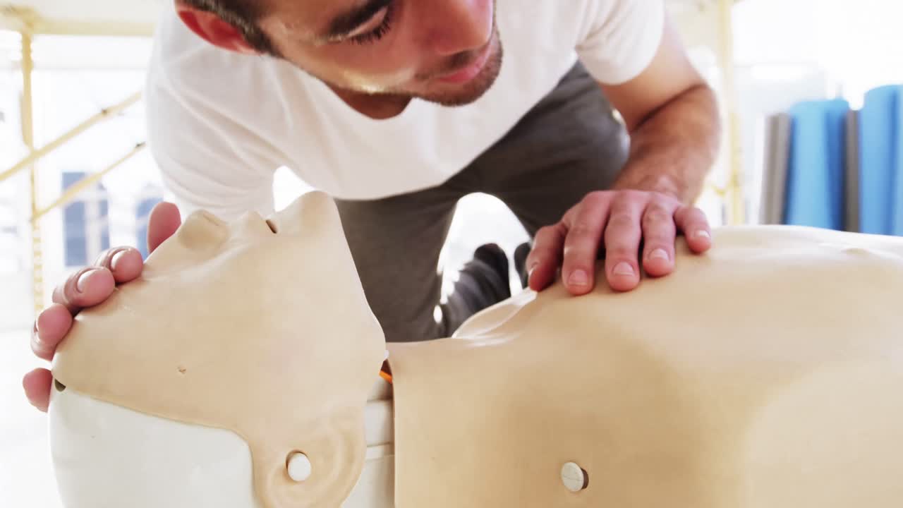 paramédico masculino durante el entrenamiento de reanimación cardiopulmonar