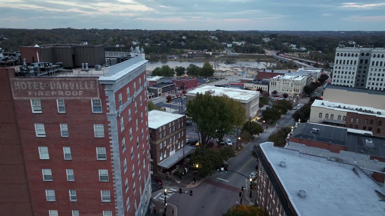 vista aérea de una ciudad al anochecer