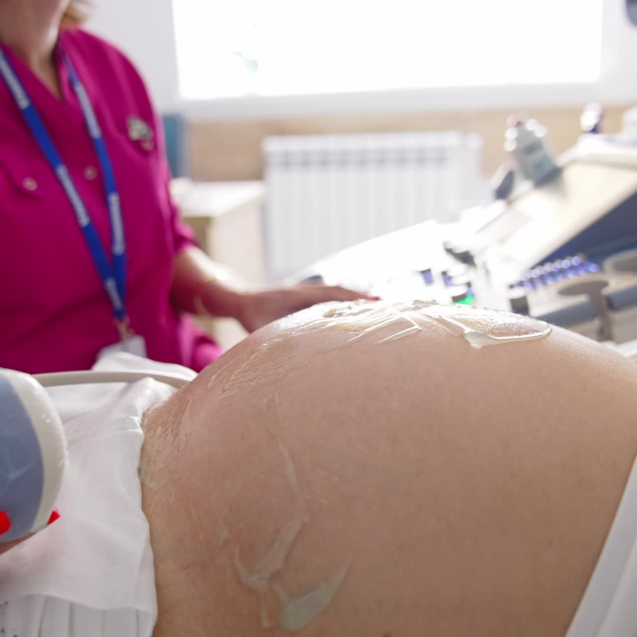 Ecografia della pancia di una donna incinta. Medico professionista che esegue un controllo su una donna incinta utilizzando attrezzature moderne in clinica. Primo piano