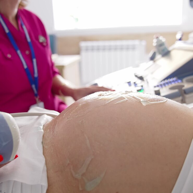 Ecografia della pancia di una donna incinta. Medico professionista che esegue un controllo su una donna incinta utilizzando attrezzature moderne in clinica. Primo piano