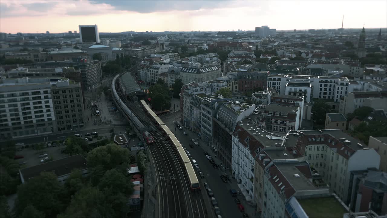 vista de trenes desde un avión no tripulado en la estación de hackescher markt de berlín, alemania