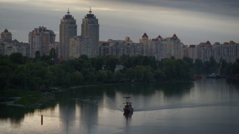 spokojny krajobraz miasta w river view, zdjęcie z drona. statek pływający w stale wodnej strefie rekreacyjnej.