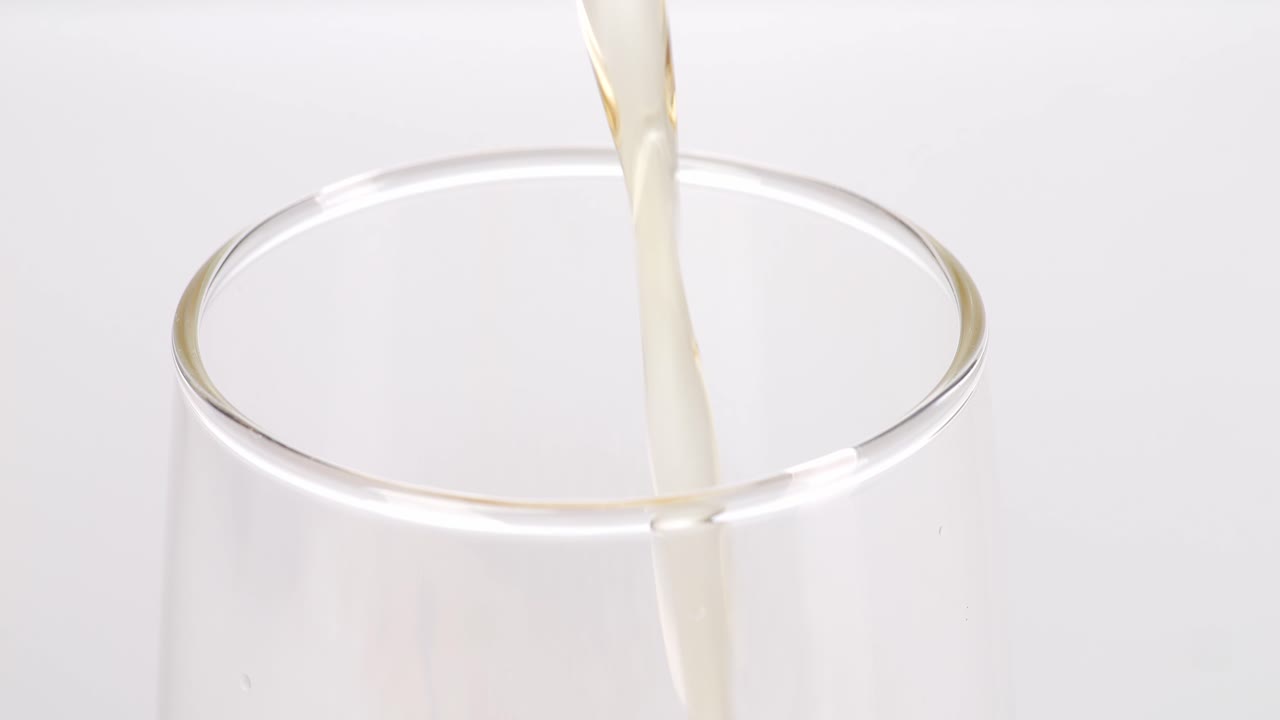 컵에 맥주를 부는 것