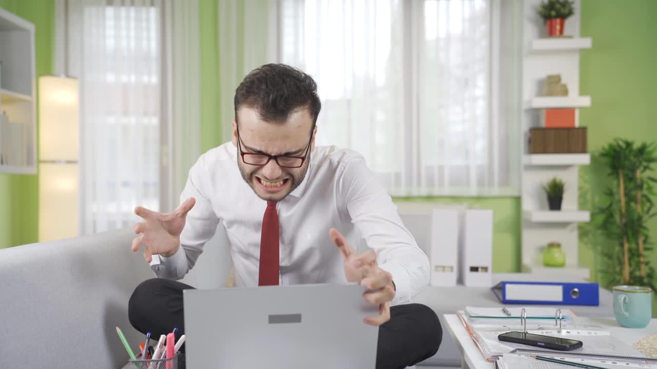 사업가는 자신의 일에 집중할 수 없고, 자신의 문제와 개인 생활에 대해 생각합니다.