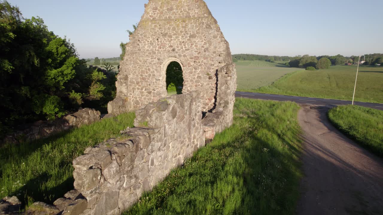 여름 아침 동안 스웨덴에 있는 오래된 예배당의 폐허
