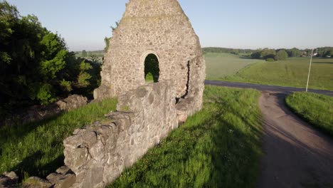una ruina de una antigua capilla en suecia durante una mañana de verano