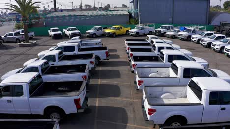 toma aérea de un lote automotriz de camiones usados
