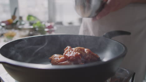 cocinando pollo en una sartén