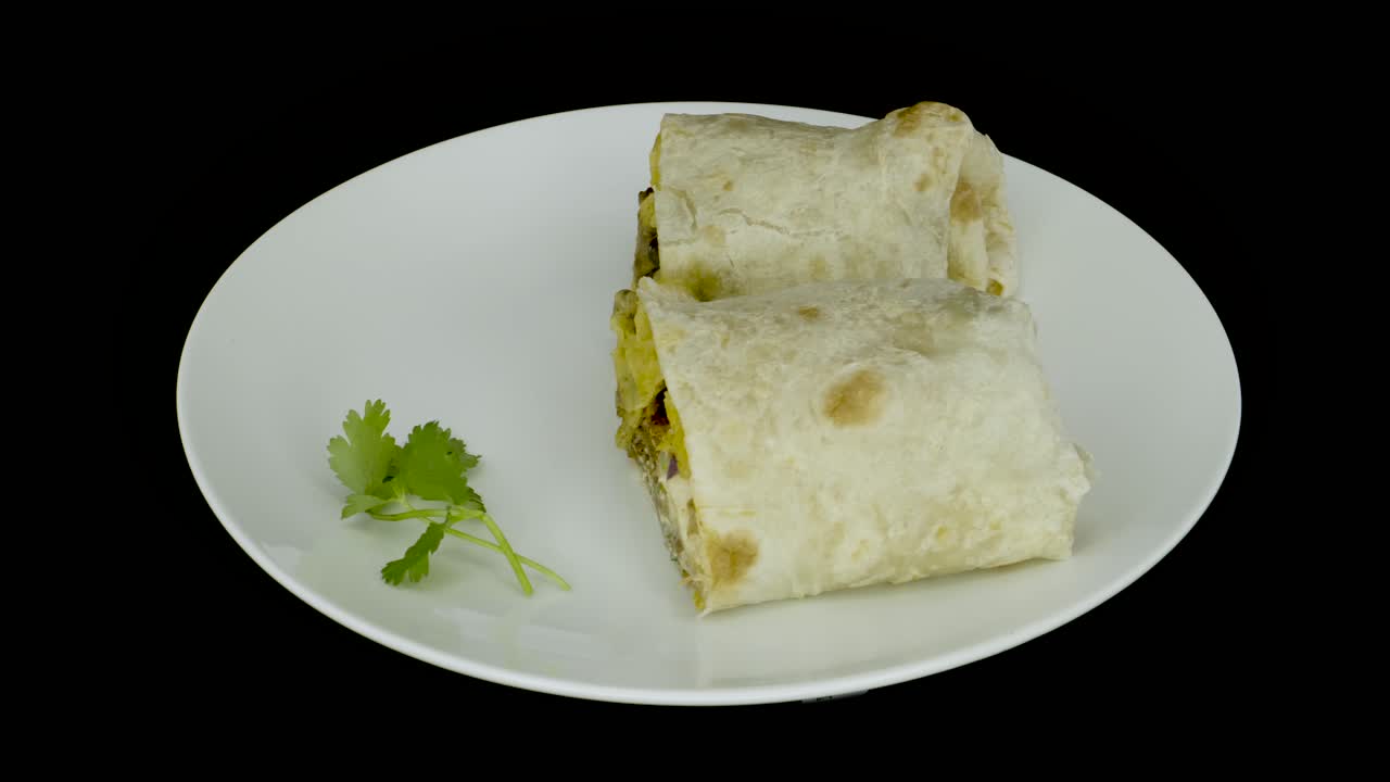 comida mexicana en un plato giratorio. burrito chilaquile