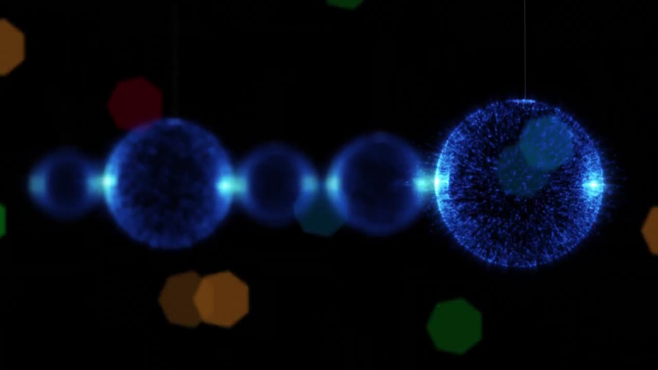 검은색 배경 위에 박이는 크리스마스 볼과 크리스마스 요정 불빛의 애니메이션