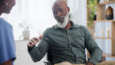 paciente anciano discutiendo sus preocupaciones de salud con la enfermera