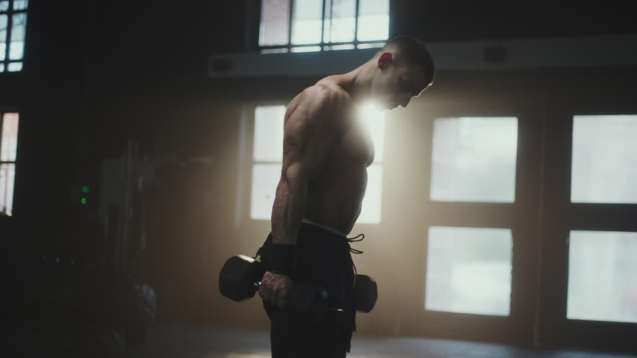 hombre trabajando con pesas en un gimnasio