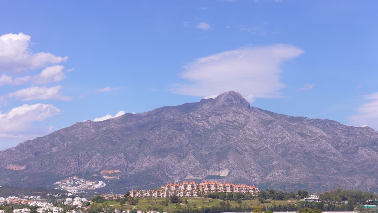 tiempo lapse la concha montaña en españa marbella malaga en un soleado cielo azul día de verano, hermosa vista de las nubes una gran montaña bienes raíces