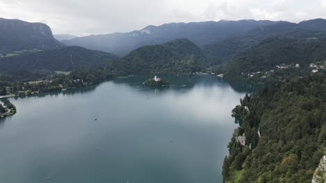 en una isla en un lago con una gran iglesia