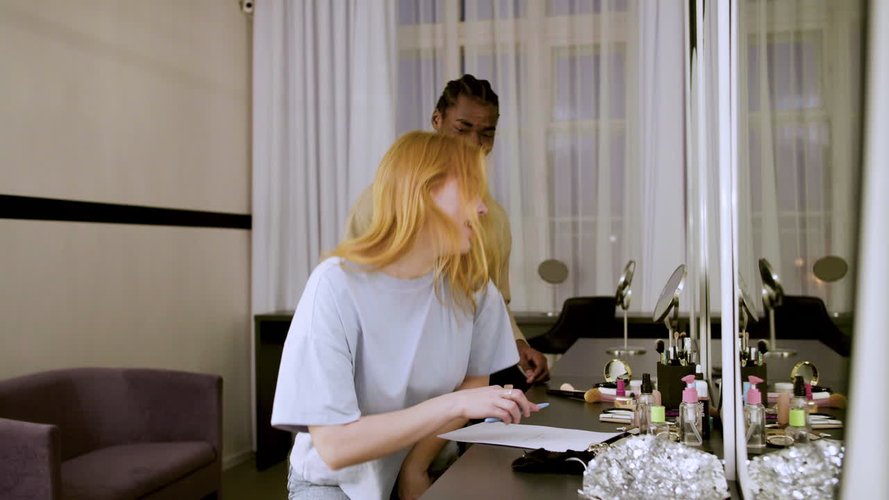 연기자가 드레싱에 들어갑니다.