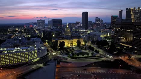 Edificio-Del-Capitolio-Del-Estado-De-Georgia-En-Atlanta,-Georgia-De-Noche-Con-Video-De-Drones-Moviéndose-En-Círculo